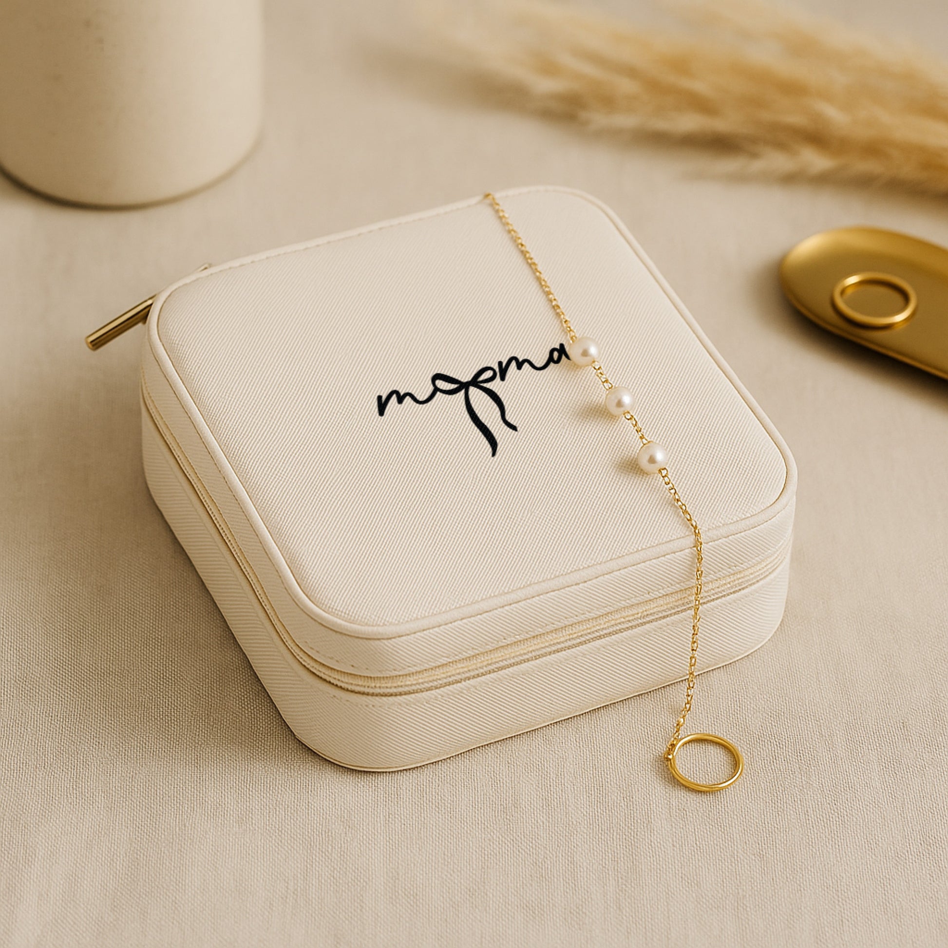 Mama Dream & Wander Gift Set jewelry travel box with elegant pearl chain and stylish design.