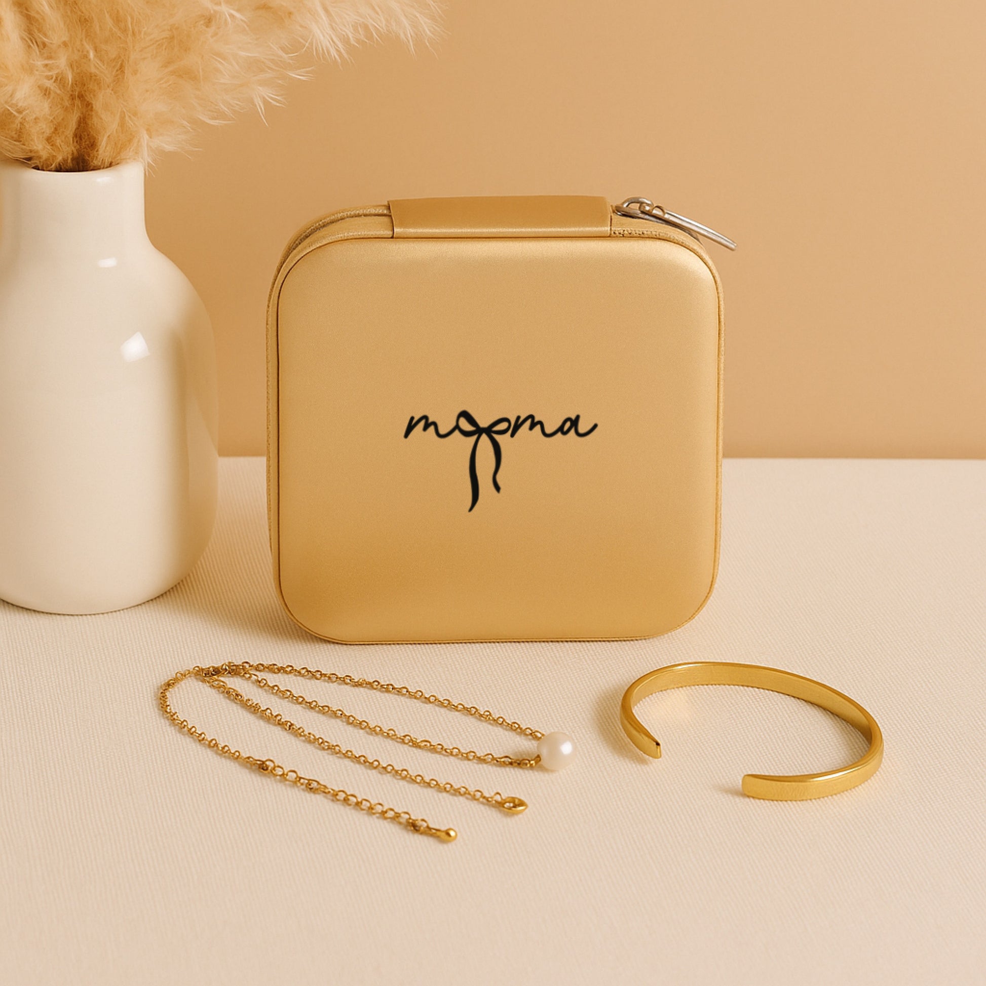 Mama Dream & Wander Gift Set featuring a jewelry travel box with accessory items arranged elegantly.